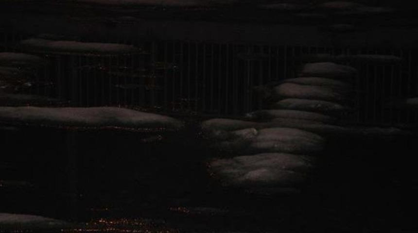 Adana'da sulama kanalı buz tuttu