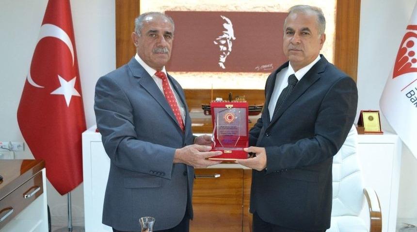 Şehit Yakınları Ve Gazilerden Aile Ve Sosyal Politikalar İl M&uuml;d&uuml;r&uuml; Bulut&rsquo;a Plaket