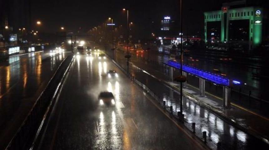 İstanbul'da yağmur etkili oluyor