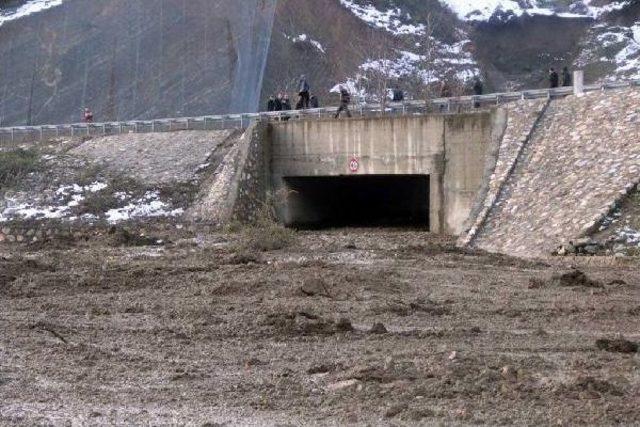 Geyve'de Heyelan Yol Kapattı