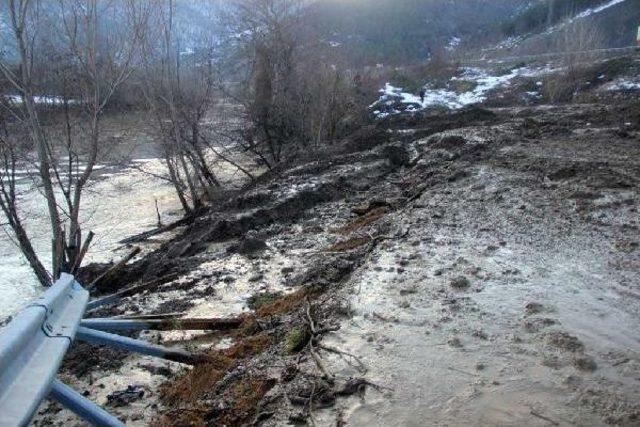 Geyve'de Heyelan Yol Kapattı