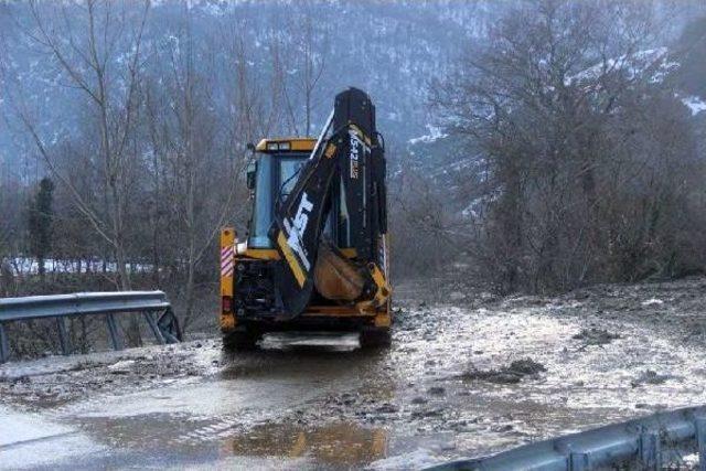 Geyve'de Heyelan Yol Kapattı