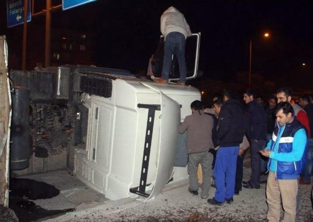 Metal Talaş Y&uuml;kl&uuml; Tır Devrildi