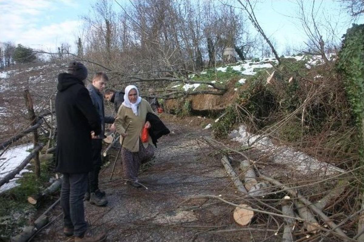 K&ouml;yl&uuml;ler Heyelanın Verdiği Hasarı Onarıyor