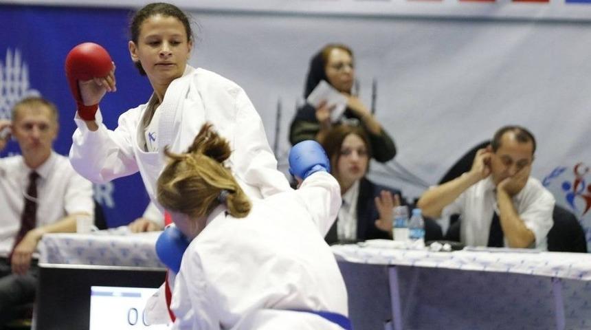 Kağıtsporlu Kareteciler 3&rsquo;&uuml; Altın Olmak &Uuml;zere 7 Madalya Kazandı