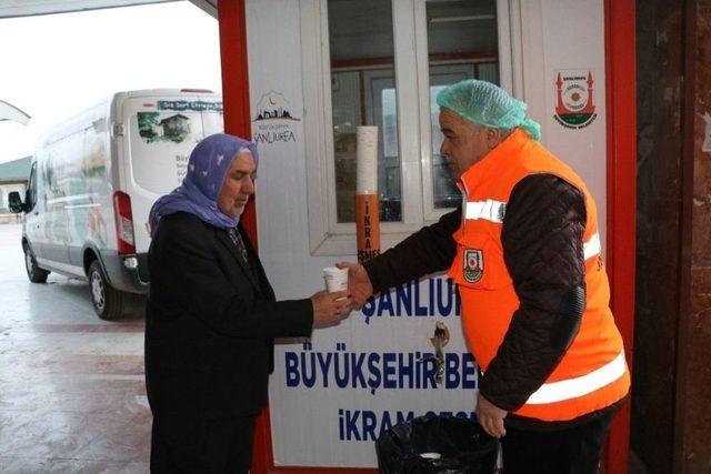 Şanlıurfa’da Hasta Yakınlarına Sıcak Çorba İkramı