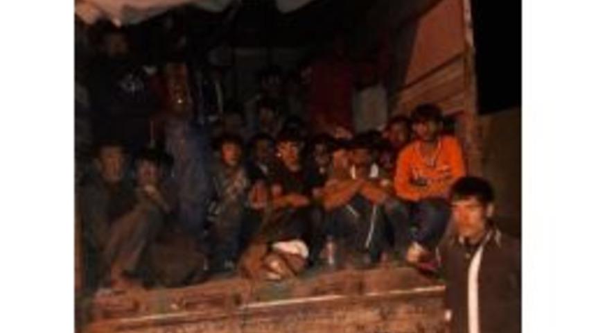 Ağrı&rsquo;da Kamyonet Kasasında 93 Ka&ccedil;ak G&ouml;&ccedil;men Yakalandı