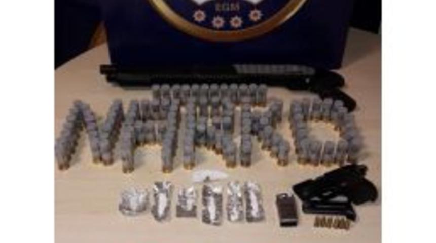 Polisler Zehir Tacirlerinin Evine Kapıyı Kırarak Girdi