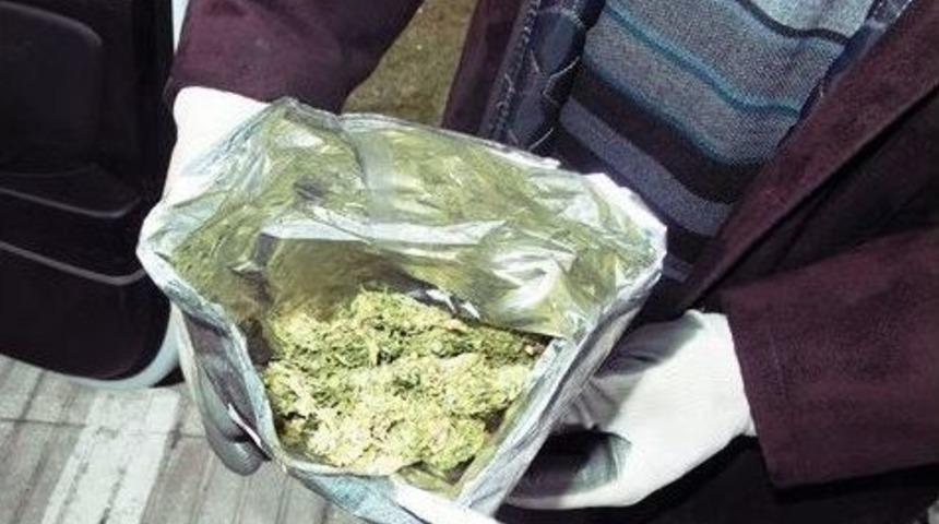 Cips Poşetinde Uyuşturucu İle Yakalanan 2 Ş&uuml;pheli Tutuklandı