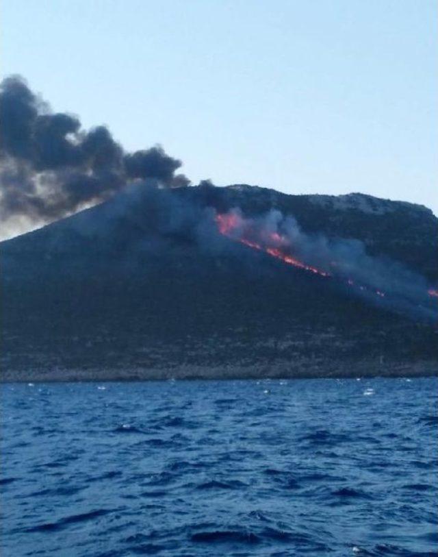 Meis Adası'nda Yangın (2)