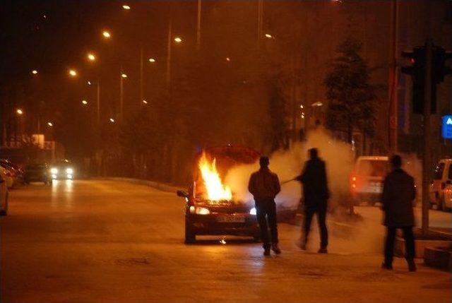 Kırmızı Işıkta Otomobil Alev Aldı