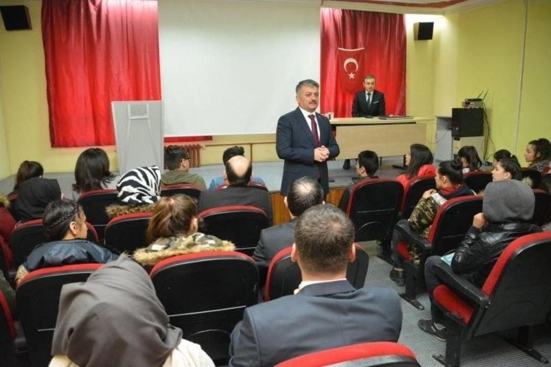 Vali Yazıcı İvrindi&rsquo;de &Ouml;ğrencilerle Kitap Okudu