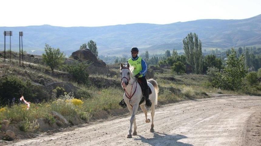 &Uuml;niversiteli Biniciler Geliyor