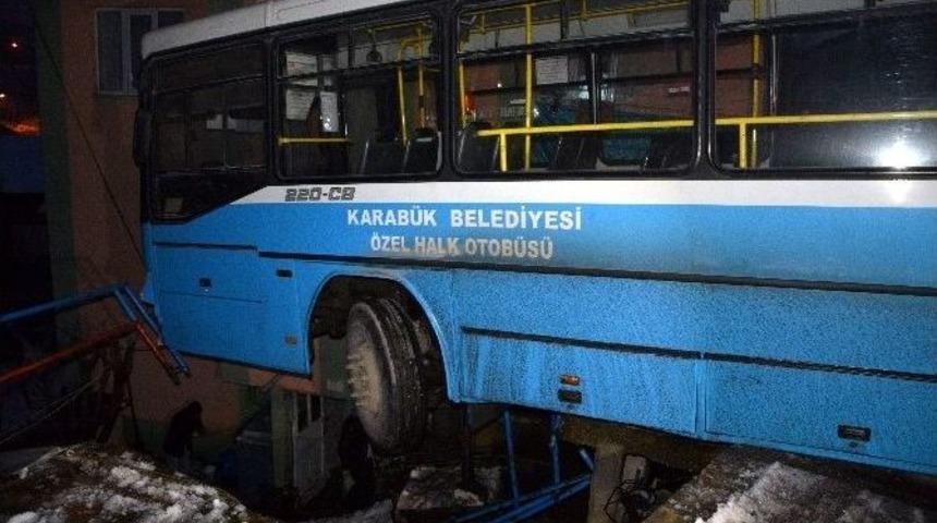 Otomobile &Ccedil;arpmamak İ&ccedil;in Fren Yapan Halk Otob&uuml;s&uuml; Asılı Kaldı