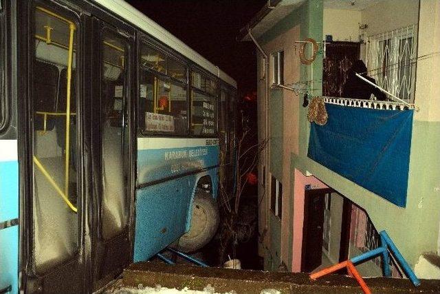 Otomobile &Ccedil;arpmamak İ&ccedil;in Fren Yapan Halk Otob&uuml;s&uuml; Asılı Kaldı 2