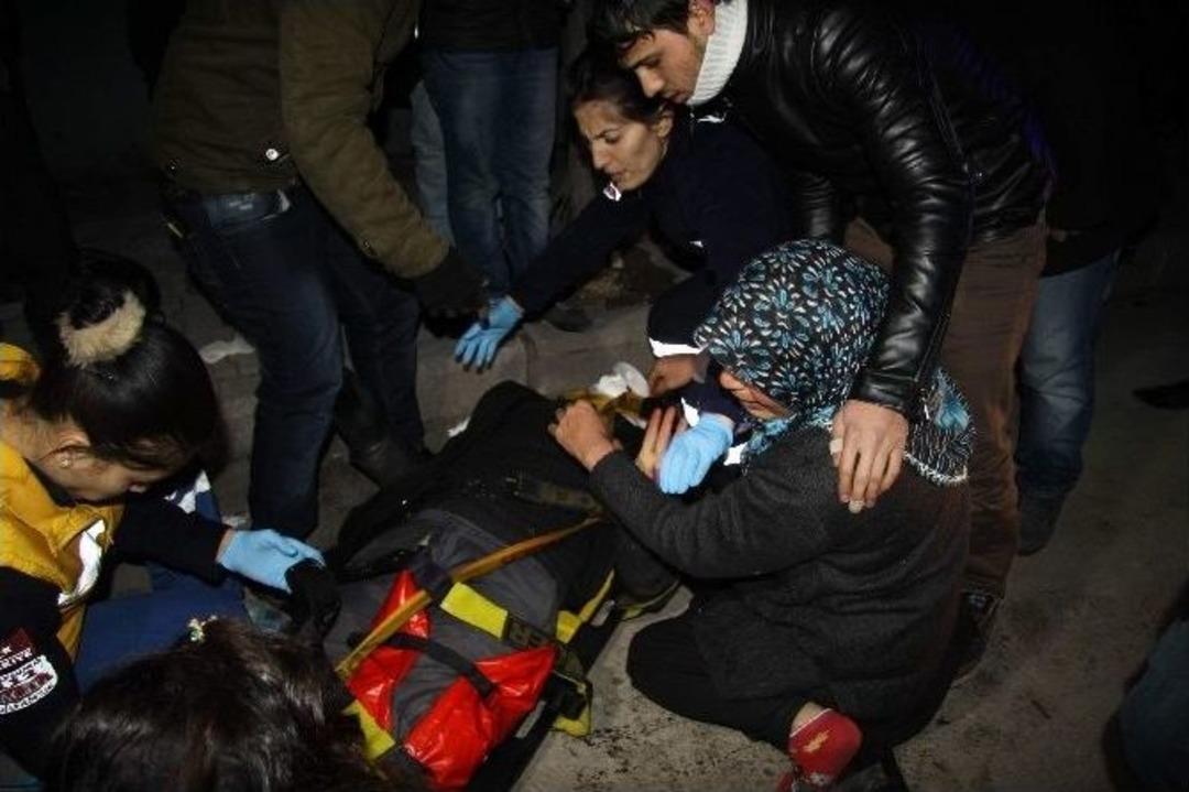 Motosiklet Zırhlı Aracın Altına Girdi: 2 Yaralı