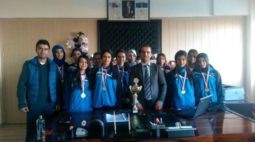 Gen&ccedil; Kızlar Voleybol Şampiyonası