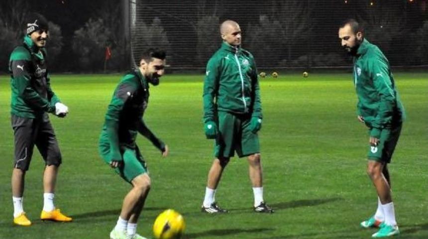 Bursaspor'da Ikinci Yarı Hazırlıkları S&uuml;r&uuml;yor
