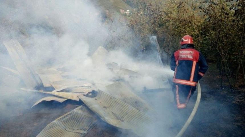 Fındık Bah&ccedil;esinde Bulunan Baraka Yandı