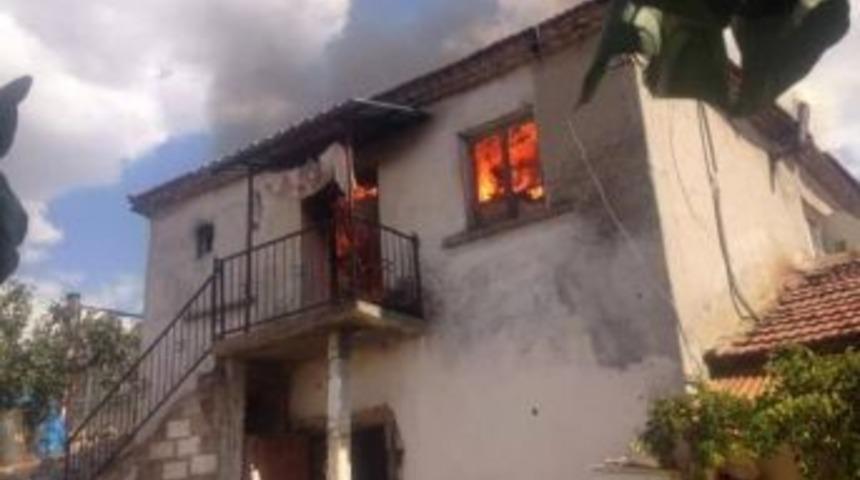 Kırkağaç’ta Bir Ev Kül Oldu