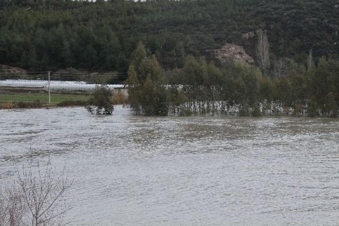 Seydikemer&rsquo;de Ev Ve Seralar Sular Altında Kaldı
