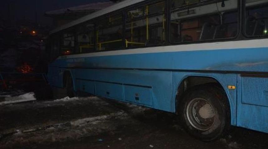 Karab&uuml;k'te Halk Otob&uuml;s&uuml; Ile Otomobil &Ccedil;arpıştı