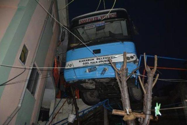 Karabük'te Halk Otobüsü Ile Otomobil Çarpıştı