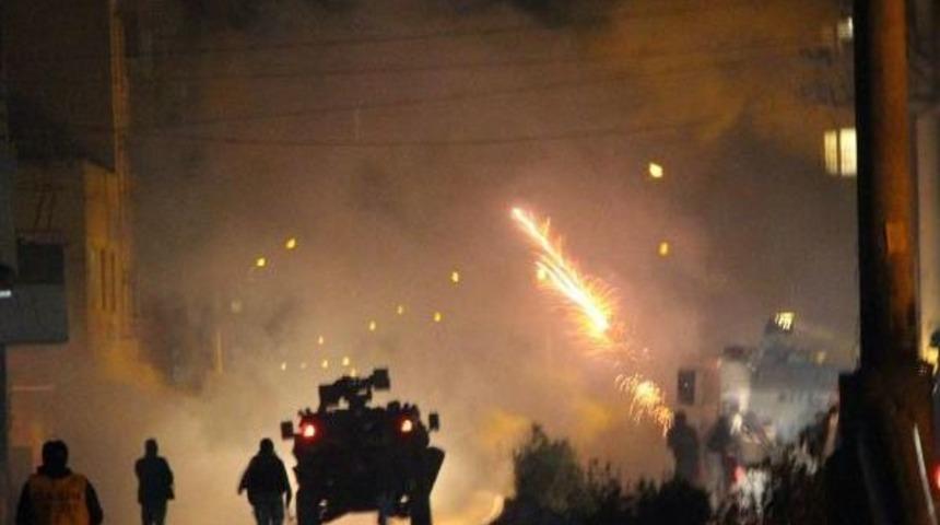 Yol Kesen Pkk'lılar Polise Ses Bombası Attı: 2 Polis Yaralı