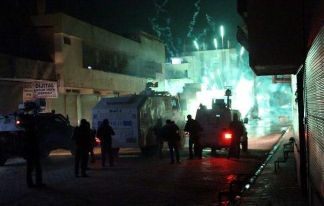 Yol Kesen Pkk lılar Polise Ses Bombası Attı: 2 Polis Yaralı 1