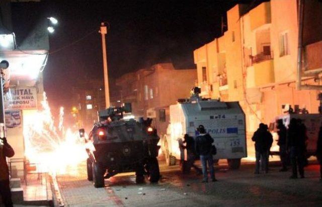 Yol Kesen Pkk lılar Polise Ses Bombası Attı: 2 Polis Yaralı 2