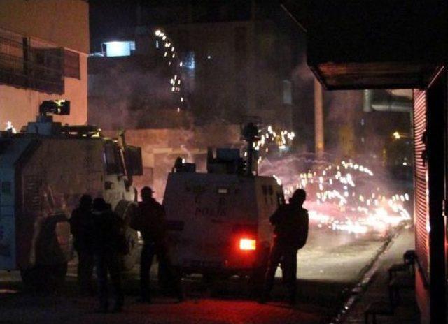 Yol Kesen Pkk lılar Polise Ses Bombası Attı: 2 Polis Yaralı 3