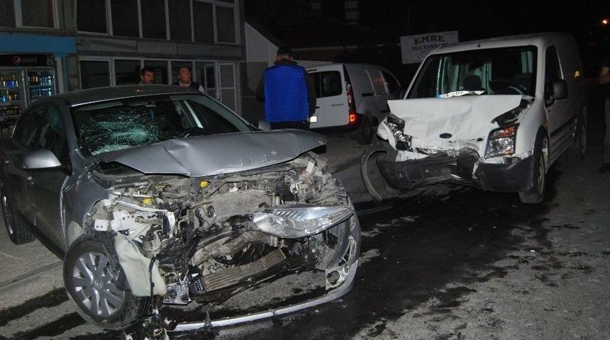 Hafif Ticari Ara&ccedil; Park Halindeki Otomobile &Ccedil;arptı: 1 Yaralı