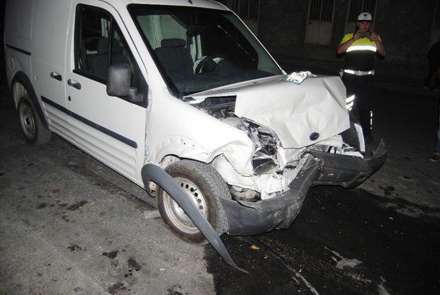 Hafif Ticari Araç Park Halindeki Otomobile Çarptı: 1 Yaralı