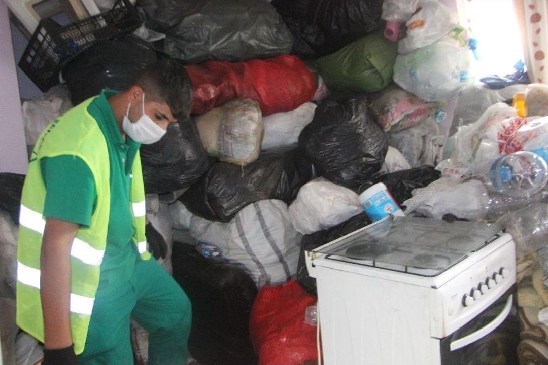 &Ccedil;&ouml;p Evi Temizlenen Kadın, Ağır Kokudan Duramayan Ekiplere Mis S&uuml;rd&uuml;