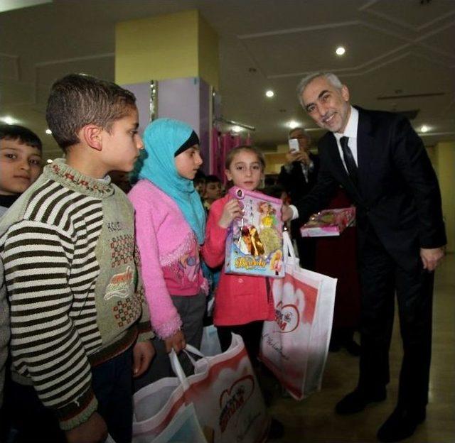 Suriyeli &Ccedil;ocuklara Kışlık Kıyafet Yardımı 1