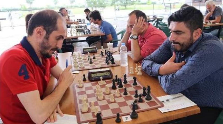 Sele Maruz Kalan Arhavi'de Satran&ccedil;ta B&uuml;y&uuml;k Konsantrasyon