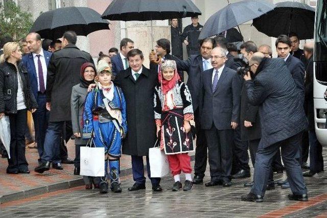 Başbakan Davutoğlu Balıkesir’de Ağaç Dikti