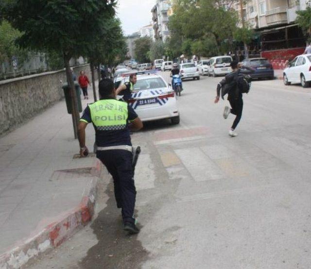 Polisi Görünce Motosikleti Bırakıp Koşarak Kaçmak Istedi