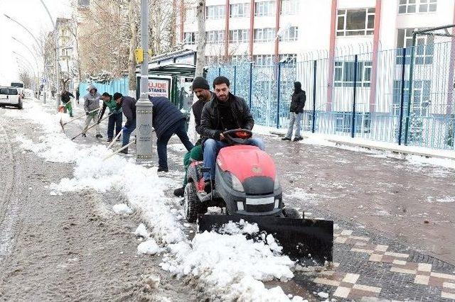 Malatya Büyükşehir Belediyesi’nin Karla Mücadelesi