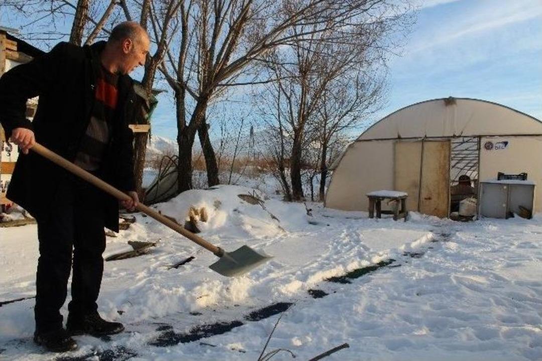 (&ouml;zel Haber) Seralara Karlı Sulama