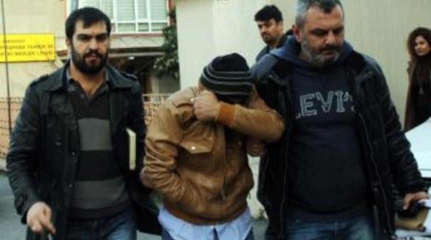 Chat Yaparken Yakaladığı &Uuml;vey Kızını Kalbinden Bı&ccedil;aklayan Baba Tutuklandı