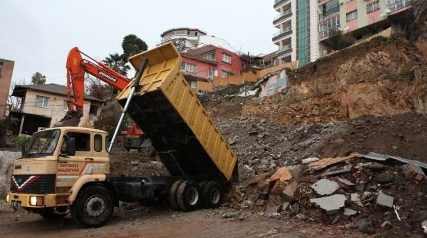 İstinat Duvarı Yıkılan Binaya 150 Kamyon Hafriyat