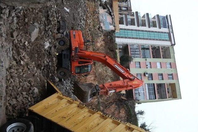 İstinat Duvarı Yıkılan Binaya 150 Kamyon Hafriyat 1