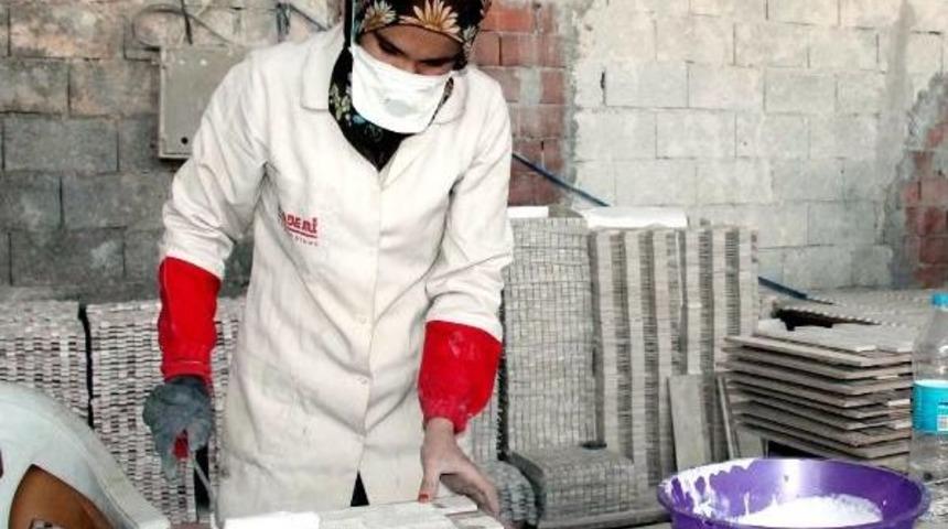 Mermer Fabrikasının Kadın Iş&ccedil;ileri, Erkeklerin &Ouml;n&uuml;ne Ge&ccedil;ti