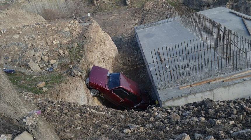 Otomobil K&ouml;pr&uuml; İnşaatına U&ccedil;tu: 2 Yaralı