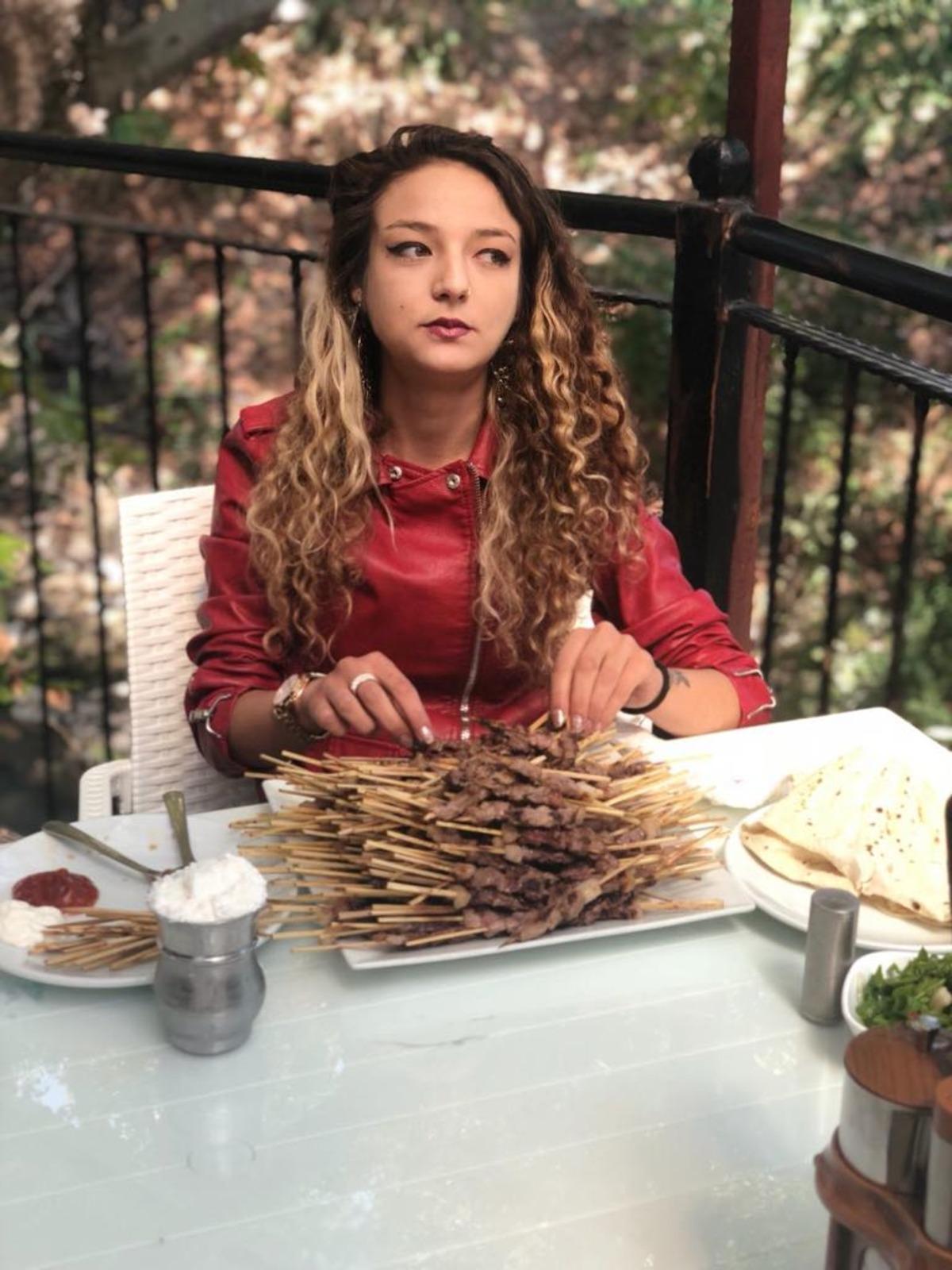 43 kiloluk kadın 290 &ccedil;&ouml;p şiş yedi!