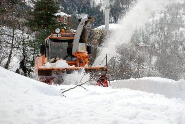 Kastamonu'da 10 Gündür Kapalı Olan Köy Yolu 8 Saatte Açıldı