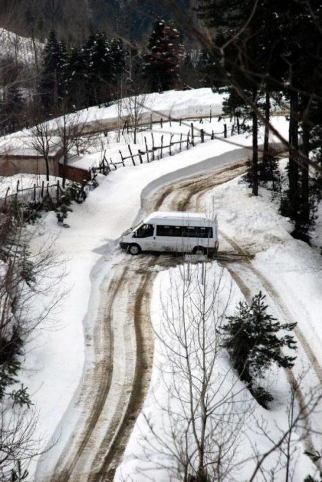 Kastamonu'da 10 Gündür Kapalı Olan Köy Yolu 8 Saatte Açıldı