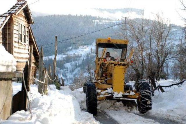 Kastamonu'da 10 Gündür Kapalı Olan Köy Yolu 8 Saatte Açıldı