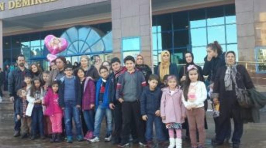 Satran&ccedil;&ccedil;ılar, Tıngır Mıngır Oyununu İzledi
